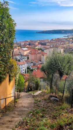 Stufen vom Campingplatz Richtung Menton Stadtkern