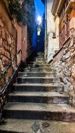 Stufen von Menton Stadtkern Richtung Campingplatz RAUF