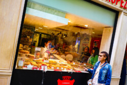 Frau beim Einkauf von kleinen süßen Happen