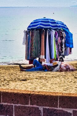 Italienische Strandverkäufer - Pure Gelassenheit am Strand vor Castiglione