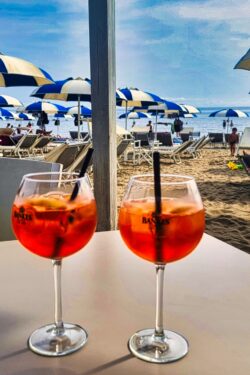Strandbar am Strand vor Castiglione - Hier hat es komischerweise auch Pizza all you can eat gegeben - spannend.