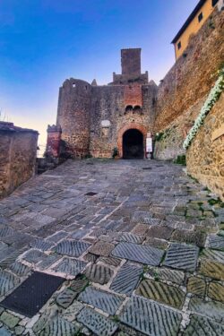 Der Weg zur Burg von Castiglione
