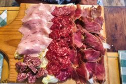 Riserva Naturale Merenderia Degustazione Prodotti e Vendita - super Fleischplatte von Cinghiale!