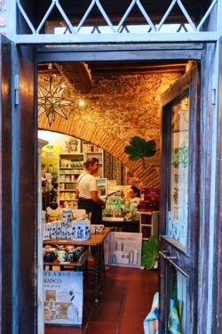 Beim Shoppen - Acqua die Elba wird getestet....