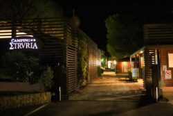 Der Eingang zum Camping Etruria bei Nacht - Wunderschön!