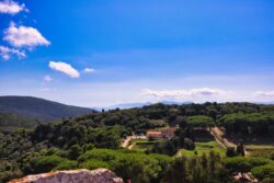 Ausblick von Populonia auf die Ausgrabungsstätte